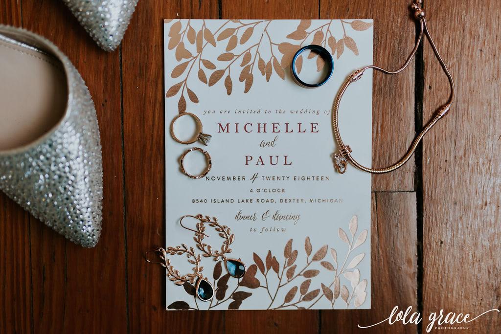 All of those perfect metallic details for this flat lay.