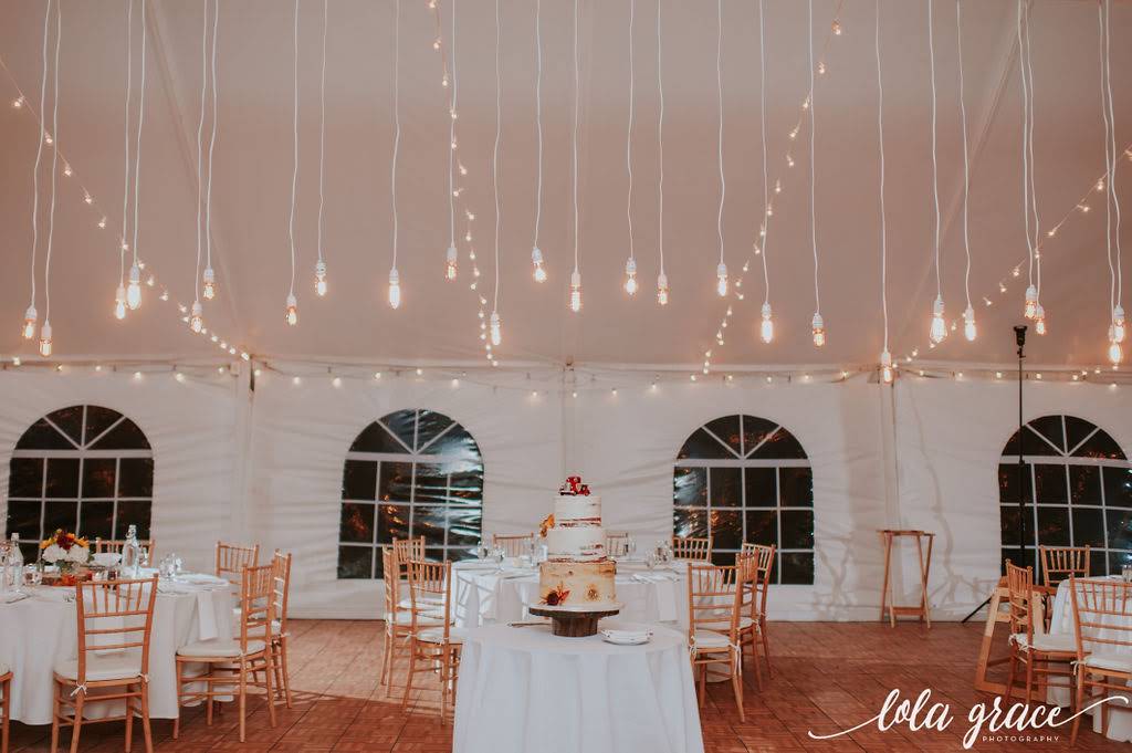 The Edison bulbs lighting installation highlighted Paul and Michelle’s wedding cake.